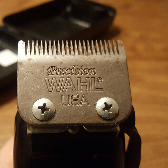 WAHL ELECTRIC CLIPPERS WITH CASE - Picture 4 of 5